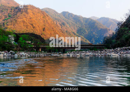 Erschossen von See mit Himalaya Berge in der Ferne. Dies macht eine perfekte Reise geschossen für haridwar, rishikesh und shivpuri. In den Ausläufern des Himalaya Stockfoto