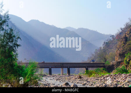 In einem Tal im Himalaya Schoß die Lampe aus, den Berg und das Schlagen der Brücke machen dies zu einem perfekten touristische Bild für Reisen in Indien Stockfoto