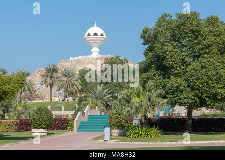 Weißer Marmor Struktur und Aussichtsplattform in der Form eines Schiffes im Weihrauch Riyam Park in Mutrah (alten) Muscat, Oman Stockfoto