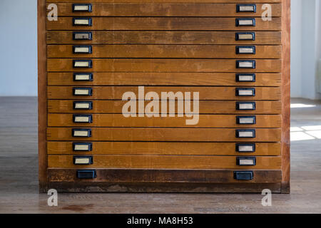 Alte vintage Holzgehäuse mit Schubladen mit Griffen und Platten, könnte für große Pläne, Karten oder andere typografische Mittel verwendet wurden. Stockfoto