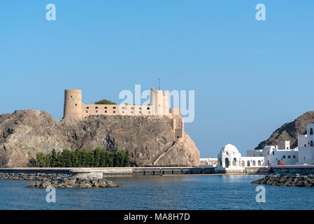 Al Jalali fort in der Altstadt von Muscat neben Al Alam Palast Stockfoto