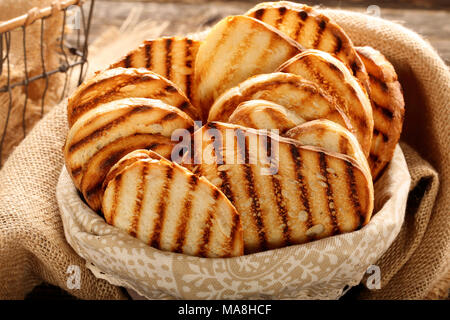 Frischen Toast im Korb auf Holz- Hintergrund Stockfoto