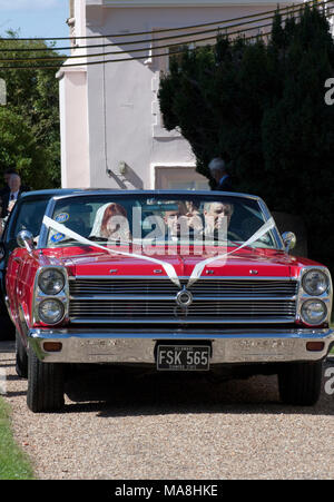 Neu in einem oben offenen amerikanischen Ford Auto Ehepaar verlassen Stockfoto