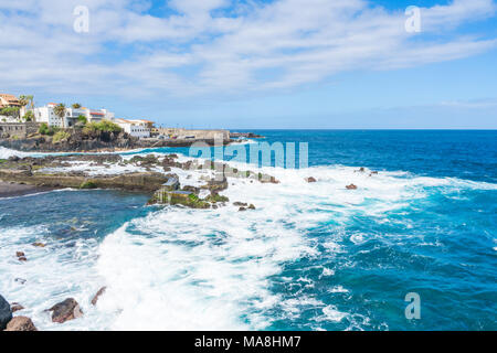 Blick auf Puerto de la Cruze und Meer, Teneriffa, Kanarische Inseln Stockfoto