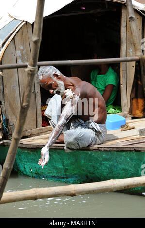 Narayanganj, Bangladesch - April 23, 2010: das tägliche Leben von Wasser Gypsy oder Fluss Zigeuner bei Narayanganj in Bangladesch. Das Wasser Gypsy in Bangladesch tradi Stockfoto