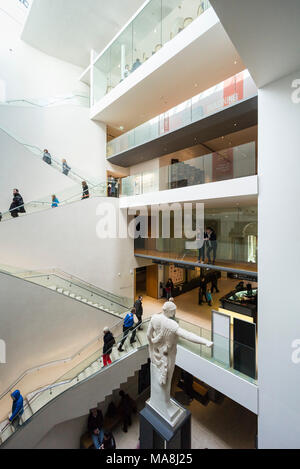 Oxford. England. Das Ashmolean Museum, das Atrium und die Haupttreppe. Statue des Apollo (Vordergrund) in der Zvi und Ofra Meitar Familienkasse Atriu Stockfoto