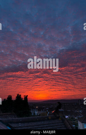 Leuchtend rote Wolken und Himmel bei Sonnenuntergang Stockfoto