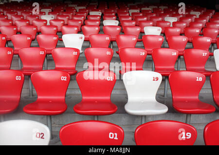 Empty tribune of red and white seats in a big stadium Stockfoto