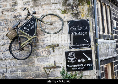 Shop Signage auf die Hauptstraße von Haworth, Bronte Dorf, Bradford, West Yorkshire, England. Stockfoto