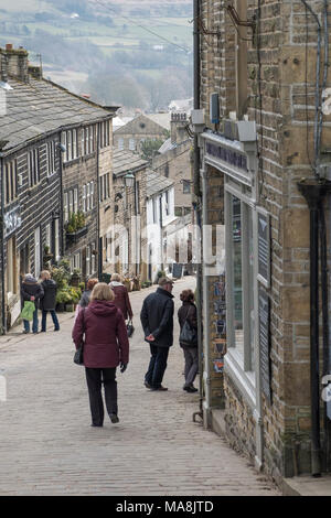 Touristen auf die Hauptstraße von Haworth, Bronte Dorf, Bradford, West Yorkshire, England. Stockfoto