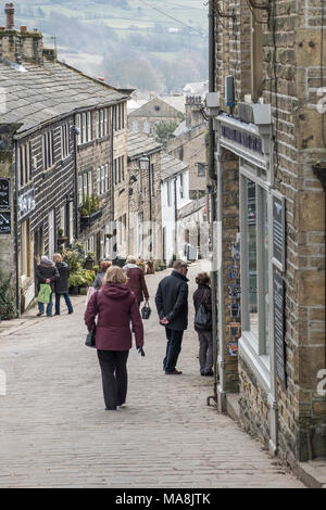 Touristen auf die Hauptstraße von Haworth, Bronte Dorf, Bradford, West Yorkshire, England. Stockfoto