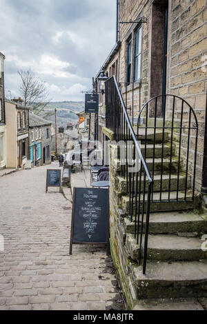 Touristen auf die Hauptstraße von Haworth, Bronte Dorf, Bradford, West Yorkshire, England. Stockfoto