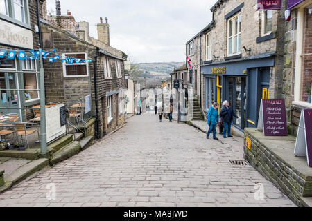 Touristen auf die Hauptstraße von Haworth, Bronte Dorf, Bradford, West Yorkshire, England. Stockfoto