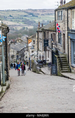 Touristen auf die Hauptstraße von Haworth, Bronte Dorf, Bradford, West Yorkshire, England. Stockfoto