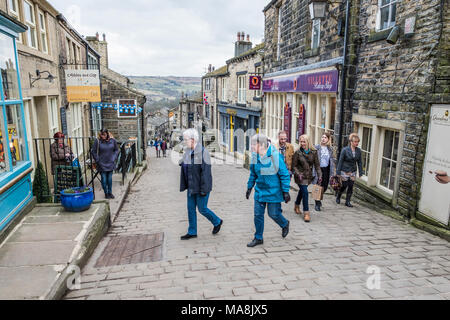 Touristen auf die Hauptstraße von Haworth, Bronte Dorf, Bradford, West Yorkshire, England. Stockfoto