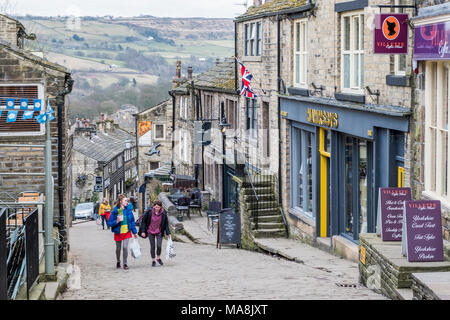 Touristen auf die Hauptstraße von Haworth, Bronte Dorf, Bradford, West Yorkshire, England. Stockfoto