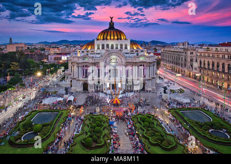 Foto der Palacio von Bellas Artes am Sonnenuntergang Stockfoto