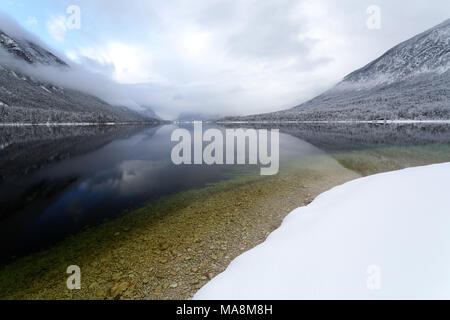 Bohinjer See im Schnee An einem kalten Wintertag Stockfoto