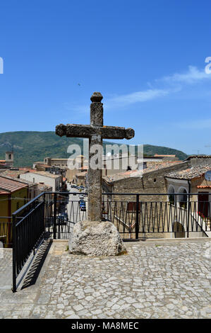 Alte steinerne Kreuz der Kirche von Maria Santissima del Carmelo und im Hintergrund die Berge Sicani, Palazzo Adriano, Palermo, Sizilien Stockfoto