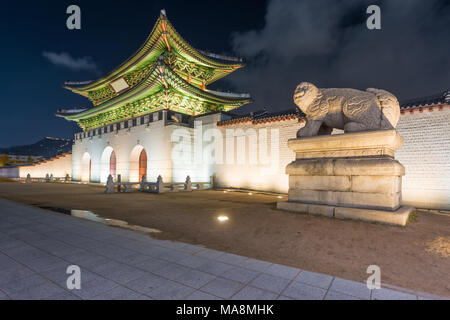 Gwanghwamun Gate bei Geyongbokgung Palast bei Nacht in Seoul, Südkorea. Stockfoto