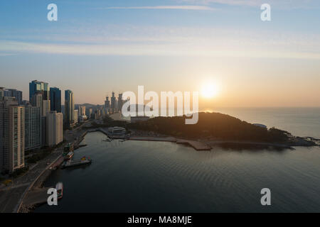 Sonnenaufgang am Haeundae Beach in Busan. Haeundae Beach ist der beliebteste Strand in Busan in Südkorea. Stockfoto