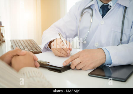 Man ärzte und Patienten sind etwas diskutieren für Beratung. Arzt im Krankenhaus eine Vorschrift schreiben, Gesundheitswesen und medizinisch Stockfoto