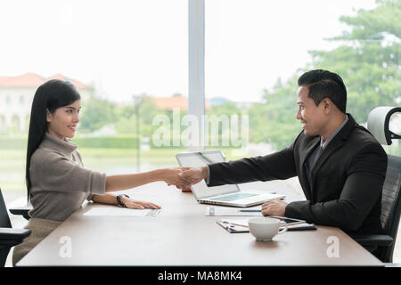Sitzung und Begrüßung Konzept, zwei asiatische zuversichtlich Business Handshake und Geschäftsleute nach Erörterung der Handelsvertrag und neue Projek Stockfoto