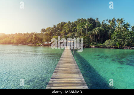Holzsteg auf einer kleinen Insel im Sommer Meer bei Phuket, Thailand. Sommer, Ferien, Reisen und Urlaub. Stockfoto