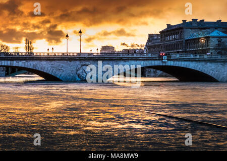 Pont au Change bei Sonnenaufgang mit Reflexion der Himmel auf den geschwollenen Seine über versunkenen Straße während der Pariser Flut von Januar 2018 steigende Stockfoto