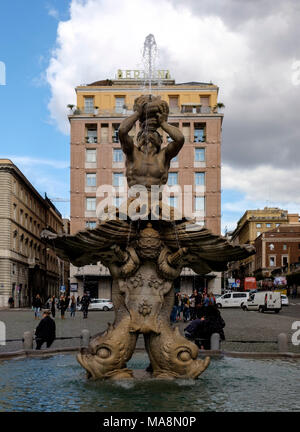 Die Fontana del Tritone, Brunnen von Trirton auf der Piazza Barberini im Herzen von Rom, Italien Stockfoto