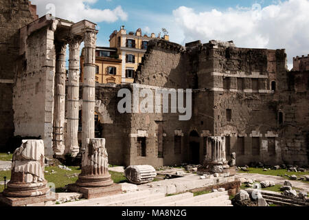 Ein Blick auf das Forum des Augustus, Foro di Augusto, von einem Aussichtspunkt auf die Via Dei Fori Imperiali, Rom. Die Säulen sind aus dem Tempel des Mars Ultor. Stockfoto