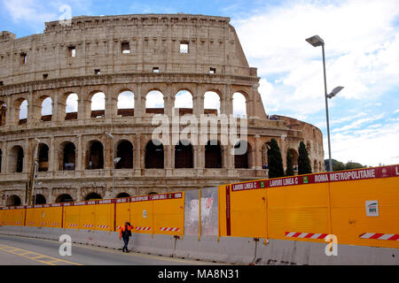 Bauarbeiten in der Umgebung des Kolosseum, Rom 2018 im Zusammenhang mit dem Bau der Linie C der römischen U-Bahn Stockfoto