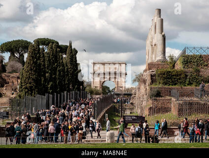 Massen von Touristen Pass an einem Tag Anfang März entlang der Via Sacra in Richtung Arco di Tito, der Bogen von Titan, Rom Stockfoto