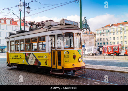 Vintage gelb Straßenbahn an der Praca tun Comrcio, Handel Platz in Lissabon, Portugal. Stockfoto