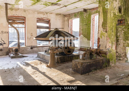 Abgebrochene Wassermühle rostige Räder und grünem Moos bedeckt die alte Mauer, natürlichen Hintergrund Stockfoto