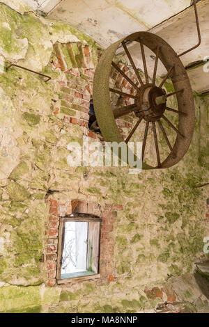 Abgebrochene Wassermühle. Rostige Räder und grünem Moos bedeckt die alte Mauer, natürlichen Hintergrund Stockfoto