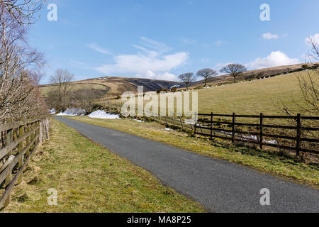 Dieses 11 Meilen (18 km) Zyklus/Gehweg verläuft zwischen Lydford Gorge und Okehampton am Rande von Dartmoor. Es ist entlang einer stillgelegten Eisenbahnlinie gebaut. Stockfoto