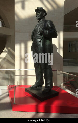 Bronzestatue von Wladimir Lenin (1925) vom sowjetischen Bildhauer Matvey Manizer, ausgestellt in der Gеrman Histоrical Musеum (Dеutsches Histоrisches Musеum) in Bеrlin, Gеrmany.. Nachdem die deutsche Wehrmacht die Stadt Puschkin in der Nähe von Leningrad in der Sowjetunion (heute Sankt Petersburg in Russland) eingenommen hatte, nahmen sie die Bronzemedamale als Teil der Kriegsbeute ein. Im Sommer 1943 wurde sie nach Eisleben in die Schmelzerei der Mansfeld AG gebracht. Da es ziemlich groß war und genügend Metall zum Schmelzen zur Verfügung stand, blieb es intakt. Stockfoto