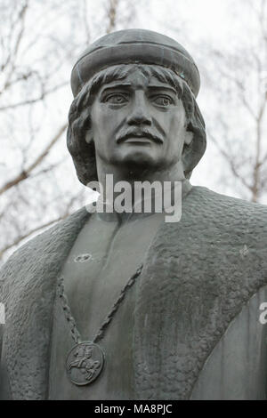 Denkmal für Francysk Skaryna Belarusian humanistischen entworfen von belarussischen Bildhauers Eduard Astafiev (1996) im Stadtteil Hradschin in Prag, Tschechische Republik. Das Denkmal befindet sich in der Gegend, wo Francysk Skaryna wahrscheinlich in den Königlichen Botanischen Garten arbeitete als königlichen Botaniker in 1535-1539 installiert. Die Biblia Ruska gedruckt von Francysk Skaryna in Prag 1517-1519 war die erste gedruckte Bibel in Alten ostslawischen Sprache und die zweite gedruckte Buch in der slawischen Welt. Belarussischen nationalen Wappen bekannt als Pahonia ist in der Kette dargestellt. Stockfoto