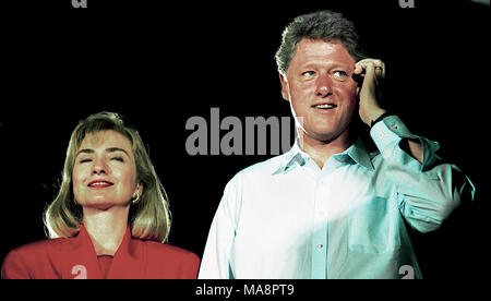 Waco. Texas, USA, 28. August 1992 Clintons auf die Kampagne 1992. William Jefferson Clinton, Hillary Rodham Clinton auf der Bühne der Hängebrücke über den Brazos River in Waco Texas. Credit: Mark Reinstein/MediaPunch Stockfoto