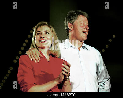 Waco. Texas, USA, 28. August 1992 Clintons auf die Kampagne 1992. William Jefferson Clinton, Hillary Rodham Clinton auf der Bühne der Hängebrücke über den Brazos River in Waco Texas. Credit: Mark Reinstein/MediaPunch Stockfoto