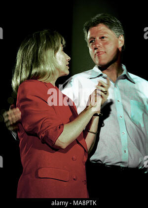 Waco. Texas, USA, 28. August 1992 Clintons auf die Kampagne 1992. William Jefferson Clinton, Hillary Rodham Clinton auf der Bühne der Hängebrücke über den Brazos River in Waco Texas. Credit: Mark Reinstein/MediaPunch Stockfoto