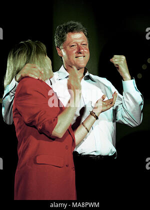 Waco. Texas, USA, 28. August 1992 Clintons auf die Kampagne 1992. William Jefferson Clinton, Hillary Rodham Clinton auf der Bühne der Hängebrücke über den Brazos River in Waco Texas. Credit: Mark Reinstein/MediaPunch Stockfoto