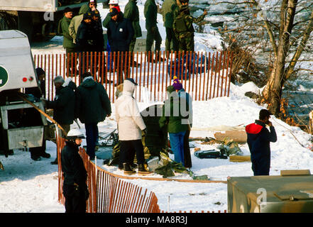 Washington, DC., USA, 16. Januar 1982 Am 13. Januar 1982, Florida Flug 90 stieß in Washington, DC, die 14th Street Bridge und fiel in den Potomac River kurz nach dem Abheben. Insgesamt waren 70 Passagiere und 4 Besatzungsmitglieder und 4 Autofahrer auf der Brücke getötet. Der Absturz der Boeing 737-200wurde aufgrund eines Anti-icing System aus, verlassen zu werden. Forscher von der NTSB untersuchen Teile der Ebene Rumpf der verurteilt, Florida Flug wie es erholt und brachte am Ufer von Tauchern. Credit: Mark Reinstein/MediaPunch Stockfoto