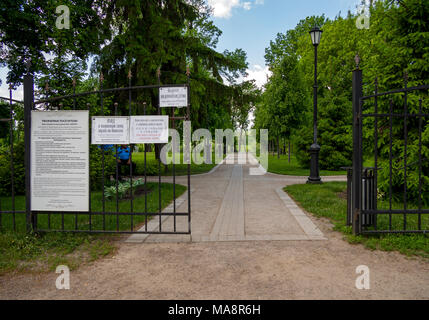 Novozhivotinnoe, Russland - 26. Mai 2017: Eintritt in den Park des Herrenhauses von D. Venevitinov Stockfoto