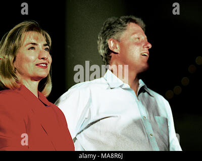 Waco. Texas, USA, 28. August 1992 Clintons auf die Kampagne 1992. William Jefferson Clinton, Hillary Rodham Clinton auf der Bühne der Hängebrücke über den Brazos River in Waco Texas. Credit: Mark Reinstein/MediaPunch Stockfoto