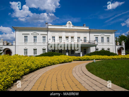 Novozhivotinnoe, Russland - 26. Mai 2017: Der Weg in das Gebäude des Museums - Immobilien von D. Venevitinov Stockfoto