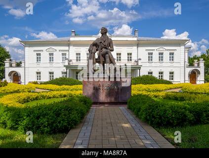 Novozhivotinnoe, Russland - 26. Mai 2017: Die Skulptur des Dichters und das Gebäude des Museums - Immobilien von D. Venevitinov Stockfoto