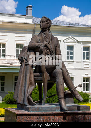 Novozhivotinnoe, Russland - 26. Mai 2017: Die Skulptur von D. Venevitinov auf dem Gebiet der Immobilien Stockfoto