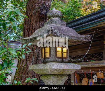 Kyoto, Japan - 29.November 2016. Japanische Stein Laterne an Zen Garten in Kyoto, Japan. Stockfoto